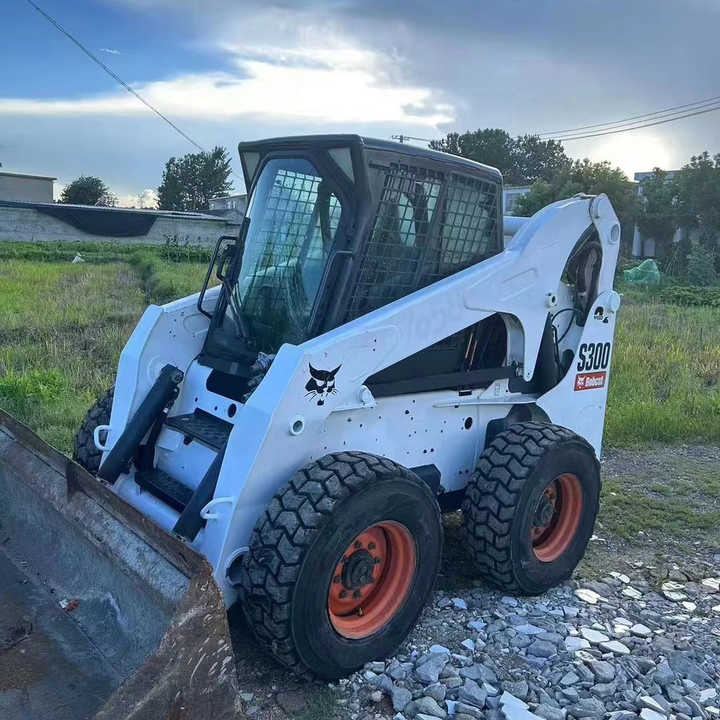 Used Bob Cat Bob Cat S300 Used Mini Skid Steer Wheel Loader Multifunctional Track Loaders Bobcat S300 - Mini homlokrakodó: 5 kép. Used Bob Cat Bob Cat S300 Used Mini Skid Steer Wheel Loader Multifunctional Track Loaders Bobcat S300 - Mini homlokrakodó: 5 kép.