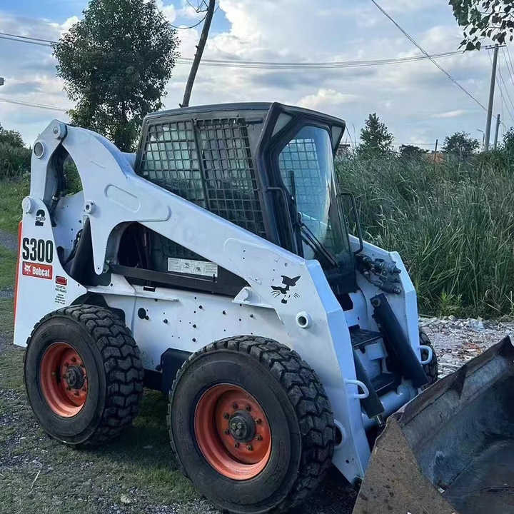 Used Bob Cat Bob Cat S300 Used Mini Skid Steer Wheel Loader Multifunctional Track Loaders Bobcat S300 - Mini homlokrakodó: 1 kép. Used Bob Cat Bob Cat S300 Used Mini Skid Steer Wheel Loader Multifunctional Track Loaders Bobcat S300 - Mini homlokrakodó: 1 kép.