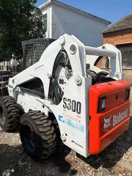 Used Bob Cat Bob Cat S300 Used Skid Steer Wheel Loader Multifunctional Track Loaders Bobcat - Mini homlokrakodó: 4 kép. Used Bob Cat Bob Cat S300 Used Skid Steer Wheel Loader Multifunctional Track Loaders Bobcat - Mini homlokrakodó: 4 kép.