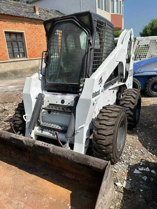 Used Bob Cat Bob Cat S300 Used Skid Steer Wheel Loader Multifunctional Track Loaders Bobcat - Mini homlokrakodó: 2 kép. Used Bob Cat Bob Cat S300 Used Skid Steer Wheel Loader Multifunctional Track Loaders Bobcat - Mini homlokrakodó: 2 kép.