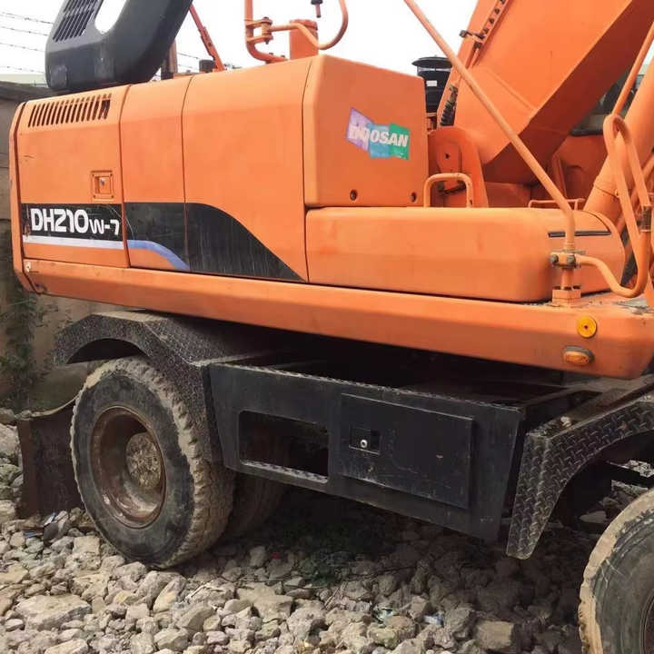 Used Digger Doosan Dh210w-7 Construction Machinery Construction Digger Used Doosan Dh210w-7 Cheap Excavator - Gumikerekes kotró: 2 kép. Used Digger Doosan Dh210w-7 Construction Machinery Construction Digger Used Doosan Dh210w-7 Cheap Excavator - Gumikerekes kotró: 2 kép.