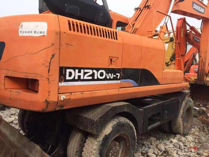 Used Digger Doosan Dh210w-7 Construction Machinery Construction Digger Used Doosan Dh210w-7 Cheap Excavator - Gumikerekes kotró: 5 kép. Used Digger Doosan Dh210w-7 Construction Machinery Construction Digger Used Doosan Dh210w-7 Cheap Excavator - Gumikerekes kotró: 5 kép.