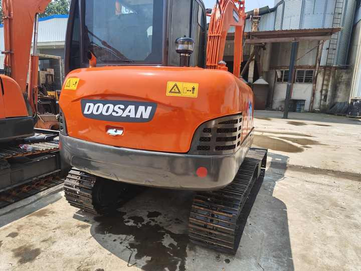 Used Digger Doosan Dh60-7 Construction Machinery Construction Digger Used Doosan Dh60-7 Cheap Excavator - Lánctalpas kotró: 3 kép. Used Digger Doosan Dh60-7 Construction Machinery Construction Digger Used Doosan Dh60-7 Cheap Excavator - Lánctalpas kotró: 3 kép.