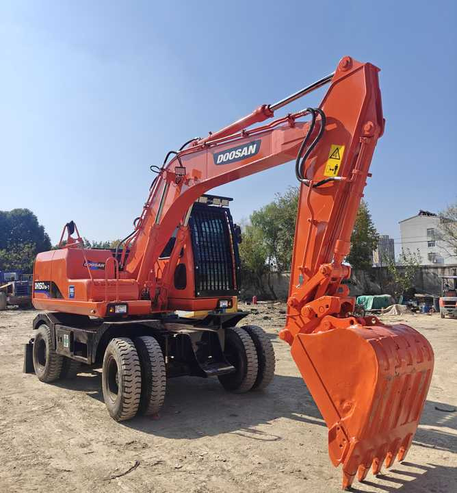 Used Doosan DH150W-7 Model Wheel Excavator Second Hand Machine Popular Brand Korean Doosan Hydraulic Machinery - Gumikerekes kotró: 4 kép. Used Doosan DH150W-7 Model Wheel Excavator Second Hand Machine Popular Brand Korean Doosan Hydraulic Machinery - Gumikerekes kotró: 4 kép.