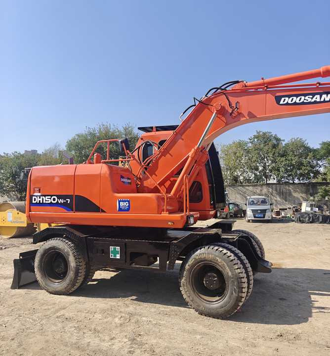 Used Doosan DH150W-7 Model Wheel Excavator Second Hand Machine Popular Brand Korean Doosan Hydraulic Machinery - Gumikerekes kotró: 2 kép. Used Doosan DH150W-7 Model Wheel Excavator Second Hand Machine Popular Brand Korean Doosan Hydraulic Machinery - Gumikerekes kotró: 2 kép.