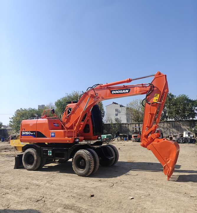 Used Doosan DH150W-7 Model Wheel Excavator Second Hand Machine Popular Brand Korean Doosan Hydraulic Machinery - Gumikerekes kotró: 1 kép. Used Doosan DH150W-7 Model Wheel Excavator Second Hand Machine Popular Brand Korean Doosan Hydraulic Machinery - Gumikerekes kotró: 1 kép.