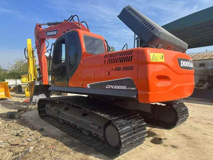 Used Doosan DX225LC-9C Excellent Performance Running Working Condition Strong Power for Sale - Lánctalpas kotró: 3 kép. Used Doosan DX225LC-9C Excellent Performance Running Working Condition Strong Power for Sale - Lánctalpas kotró: 3 kép.
