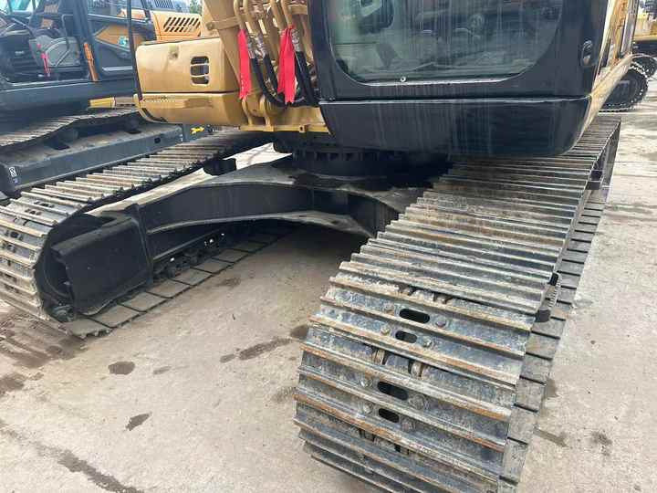 Used Excavator CAT 320C Second Hand Highly Competitive Digging Machine 325C 330C for Sale - Lánctalpas kotró: 4 kép. Used Excavator CAT 320C Second Hand Highly Competitive Digging Machine 325C 330C for Sale - Lánctalpas kotró: 4 kép.
