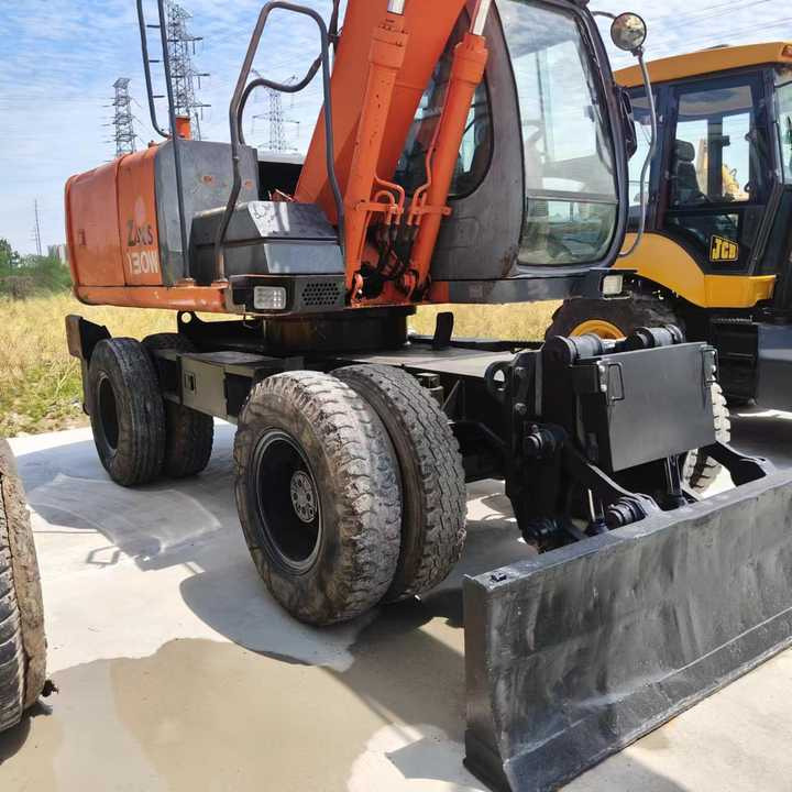 Used Japan Original Brand Hitachi Zx 130w Wheel Excavator Hitachi Zx120 130 200 Excavator for Sale - Gumikerekes kotró: 1 kép. Used Japan Original Brand Hitachi Zx 130w Wheel Excavator Hitachi Zx120 130 200 Excavator for Sale - Gumikerekes kotró: 1 kép.