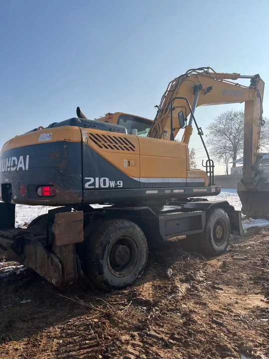 Used Korea Brand Original hyundai 210w-9 Wheel Excavator for Sale Used hyundai Wheel Excavator - Gumikerekes kotró: 3 kép. Used Korea Brand Original hyundai 210w-9 Wheel Excavator for Sale Used hyundai Wheel Excavator - Gumikerekes kotró: 3 kép.