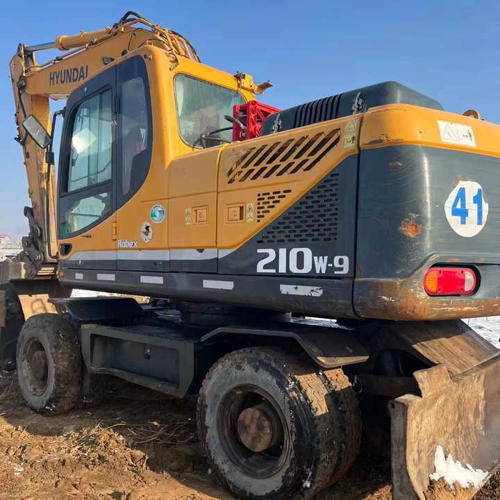 Used Korea Brand Original hyundai 210w-9 Wheel Excavator for Sale Used hyundai Wheel Excavator - Gumikerekes kotró: 1 kép. Used Korea Brand Original hyundai 210w-9 Wheel Excavator for Sale Used hyundai Wheel Excavator - Gumikerekes kotró: 1 kép.