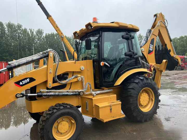 Used Wheel Loader CAT420F Caterpillar 420F Construction Machinery Mini Wheel Skid Steer Loader in Stock - Kotrórakodó: 2 kép. Used Wheel Loader CAT420F Caterpillar 420F Construction Machinery Mini Wheel Skid Steer Loader in Stock - Kotrórakodó: 2 kép.
