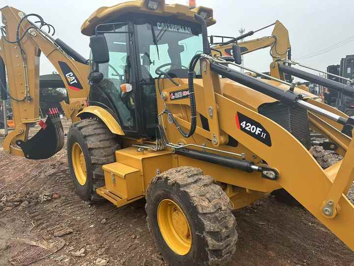 Used Wheel Loader CAT420F Caterpillar 420F Mini Construction Machinery Mini Wheel Skid Steer Loader in Stock - Kotrórakodó: 2 kép. Used Wheel Loader CAT420F Caterpillar 420F Mini Construction Machinery Mini Wheel Skid Steer Loader in Stock - Kotrórakodó: 2 kép.