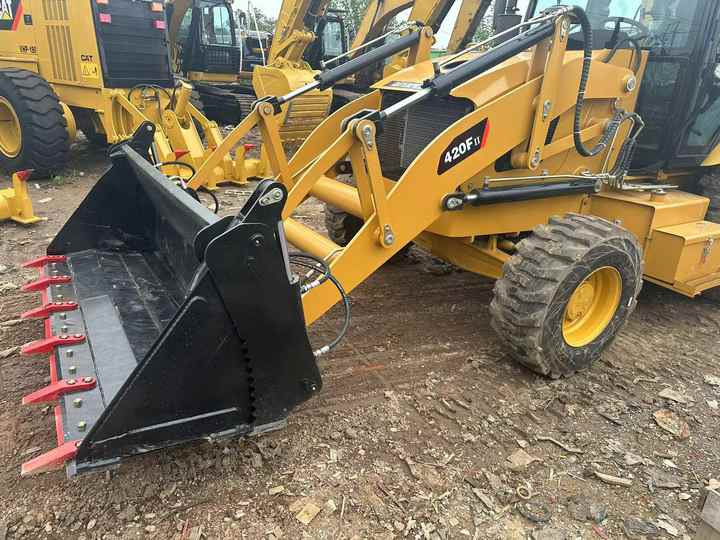 Used Wheel Loader CAT420F Caterpillar 420F Mini Construction Machinery Mini Wheel Skid Steer Loader in Stock - Kotrórakodó: 4 kép. Used Wheel Loader CAT420F Caterpillar 420F Mini Construction Machinery Mini Wheel Skid Steer Loader in Stock - Kotrórakodó: 4 kép.
