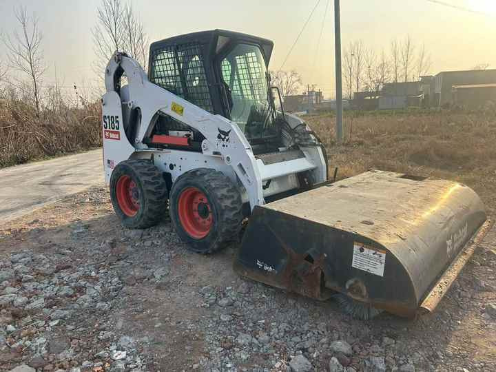 Used bobcat s185 skid steer loader on sale 100% excellent condition bobcat brand s185 s300 s550 s16 s18 skid steer sale - Mini homlokrakodó: 4 kép. Used bobcat s185 skid steer loader on sale 100% excellent condition bobcat brand s185 s300 s550 s16 s18 skid steer sale - Mini homlokrakodó: 4 kép.