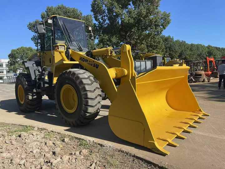 Used komatsu Wa320-5 Wheel Loader Second Hand Machine Popular Brand komatsu Hydraulic Machinery - Gumikerekes homlokrakodó: 3 kép. Used komatsu Wa320-5 Wheel Loader Second Hand Machine Popular Brand komatsu Hydraulic Machinery - Gumikerekes homlokrakodó: 3 kép.