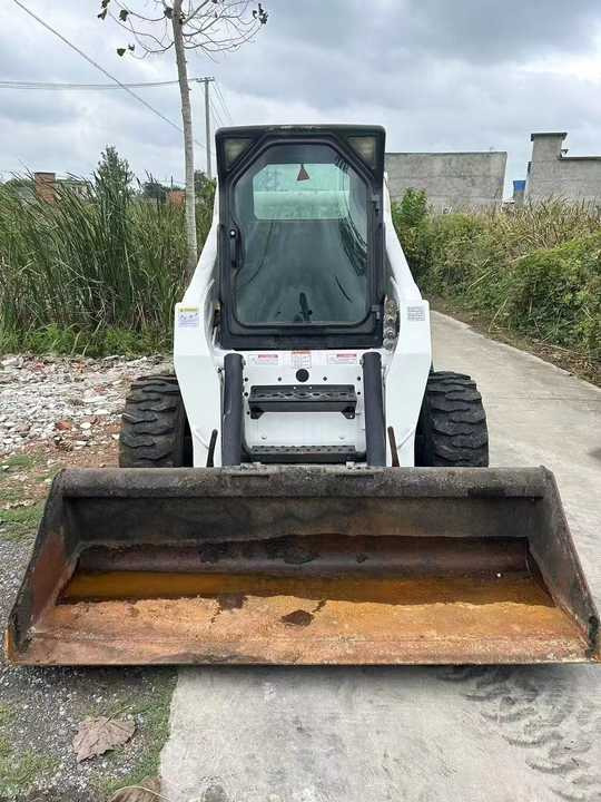 Very Good Machine Used Skid Wheel Loader Bobcat S300 for Sale - Mini homlokrakodó: 3 kép. Very Good Machine Used Skid Wheel Loader Bobcat S300 for Sale - Mini homlokrakodó: 3 kép.