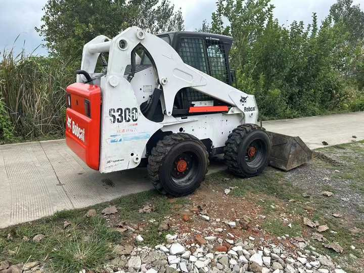 Very Good Machine Used Skid Wheel Loader Bobcat S300 for Sale - Mini homlokrakodó: 2 kép. Very Good Machine Used Skid Wheel Loader Bobcat S300 for Sale - Mini homlokrakodó: 2 kép.