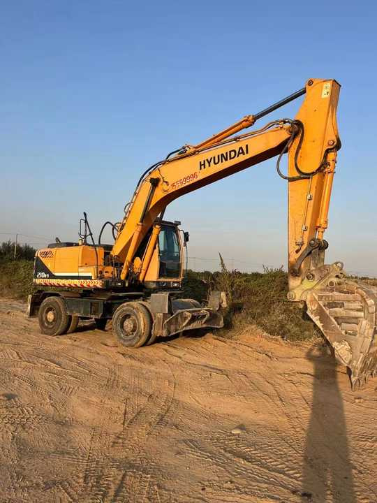 Well-Maintained Hyundai 210-9Used Wheel Excavator Construction Machine | No Major Repairs | Price Negotiable - Gumikerekes kotró: 4 kép. Well-Maintained Hyundai 210-9Used Wheel Excavator Construction Machine | No Major Repairs | Price Negotiable - Gumikerekes kotró: 4 kép.