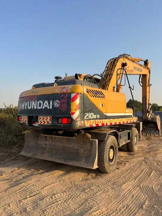 Well-Maintained Hyundai 210-9Used Wheel Excavator Construction Machine | No Major Repairs | Price Negotiable - Gumikerekes kotró: 3 kép. Well-Maintained Hyundai 210-9Used Wheel Excavator Construction Machine | No Major Repairs | Price Negotiable - Gumikerekes kotró: 3 kép.