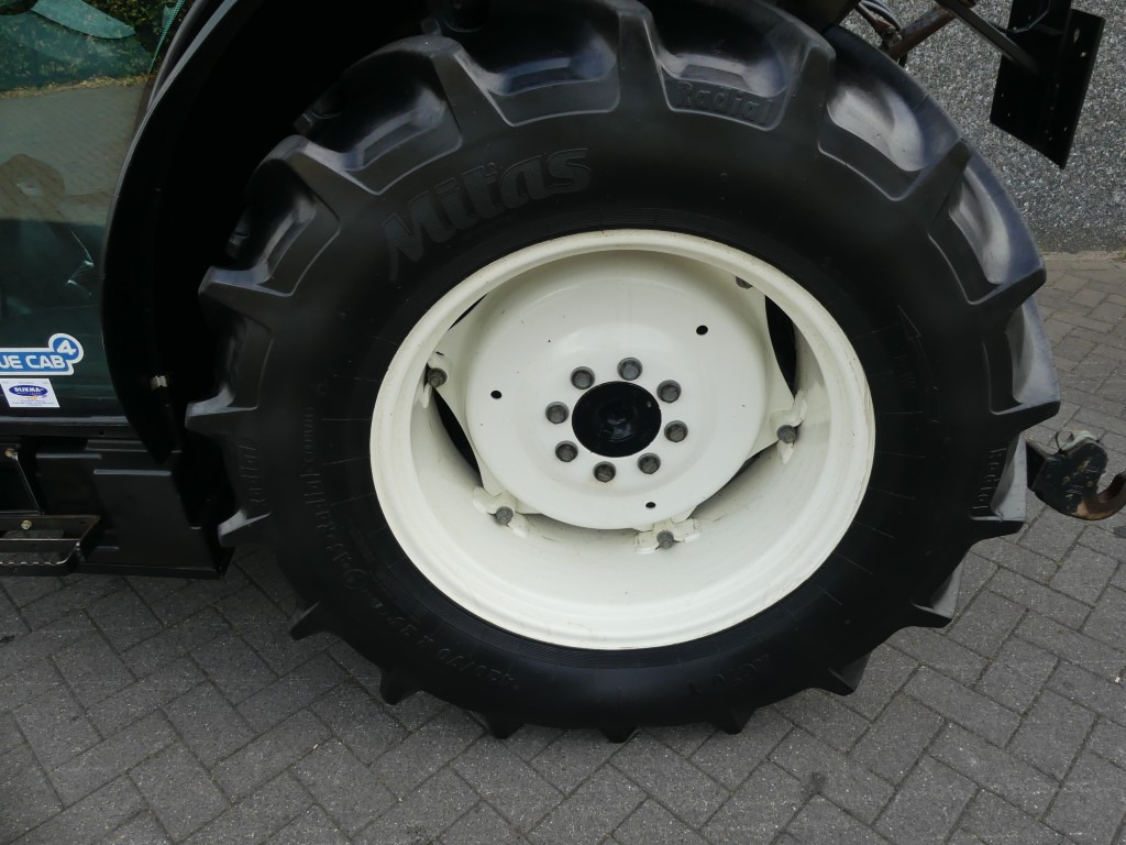 Kistraktor New Holland T4.100F: 13 kép.