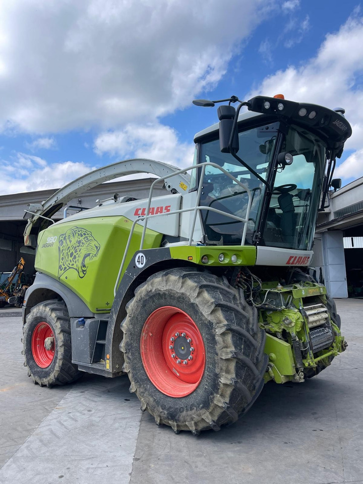 CLAAS JAGUAR 990 - Önjáró szecskázógép: 1 kép. CLAAS JAGUAR 990 - Önjáró szecskázógép: 1 kép.