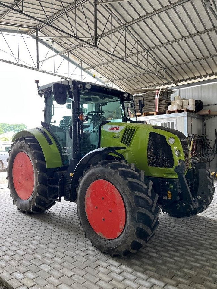 Claas Arion 440 - Traktor: 4 kép. Claas Arion 440 - Traktor: 4 kép.