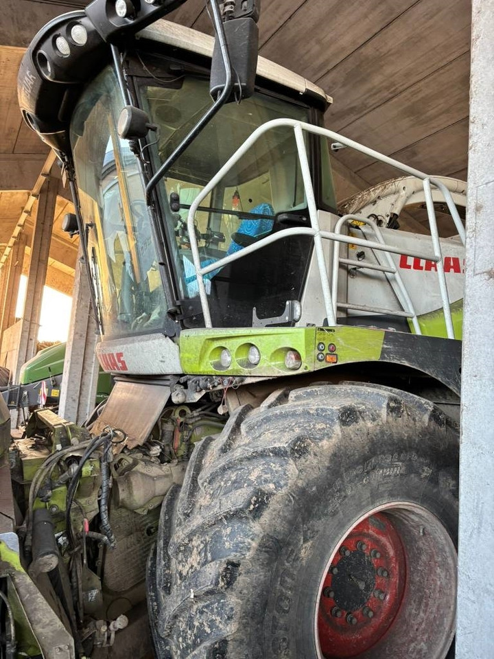 Claas Jaguar 970 - Önjáró szecskázógép: 4 kép. Claas Jaguar 970 - Önjáró szecskázógép: 4 kép.