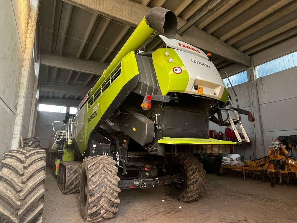 Claas LEXION 760 TT RISO - Kombájn: 2 kép. Claas LEXION 760 TT RISO - Kombájn: 2 kép.