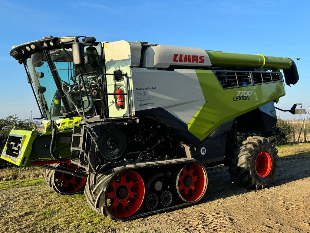 Claas LEXION 7700 TT RISO - Kombájn: 2 kép. Claas LEXION 7700 TT RISO - Kombájn: 2 kép.
