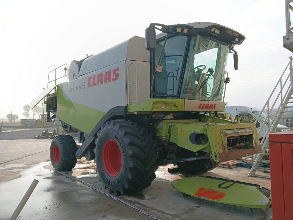 Claas Lexion 570  - Kombájn: 1 kép. Claas Lexion 570  - Kombájn: 1 kép.