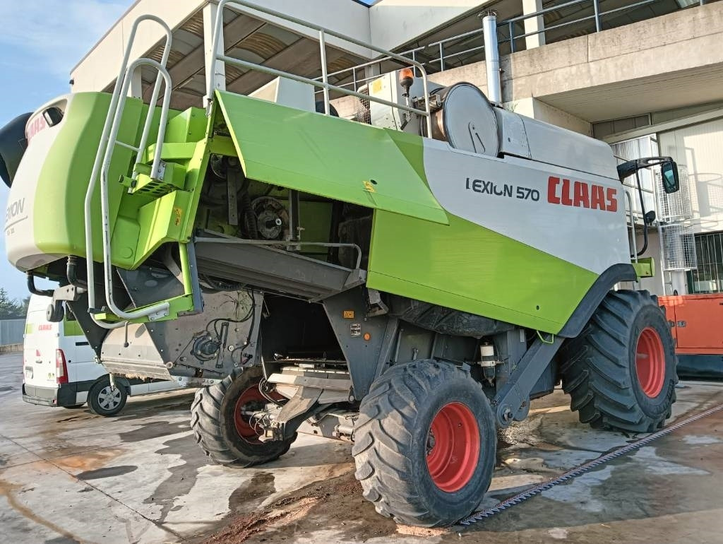 Claas Lexion 570 - Kombájn: 3 kép. Claas Lexion 570 - Kombájn: 3 kép.