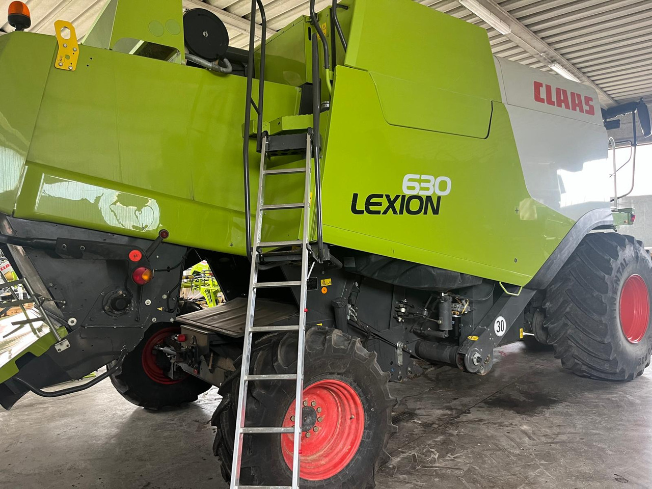Claas Lexion 630 Montana - Kombájn: 4 kép. Claas Lexion 630 Montana - Kombájn: 4 kép.