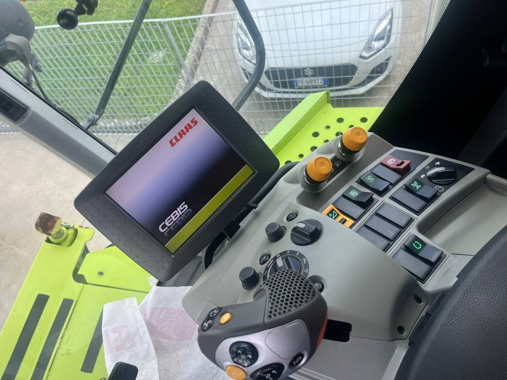 Claas Lexion 760 TT - Kombájn: 3 kép. Claas Lexion 760 TT - Kombájn: 3 kép.