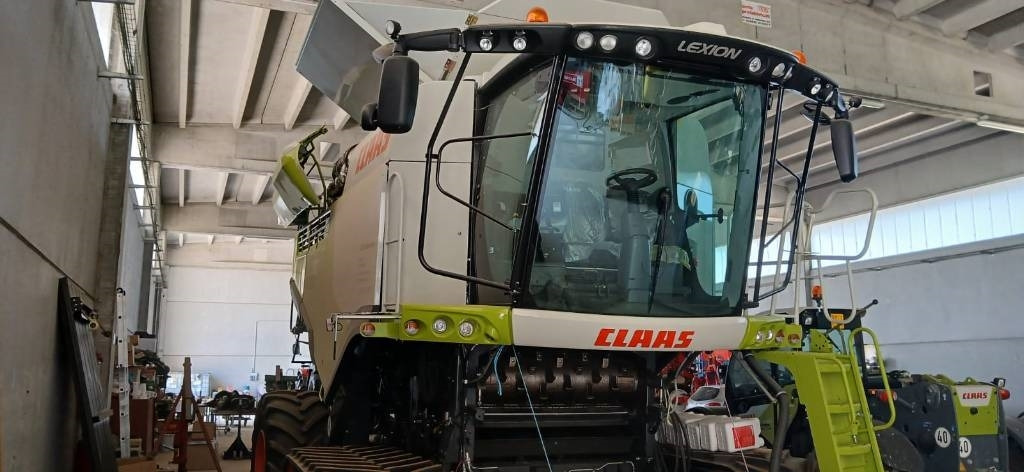 Claas Lexion 760 TT - Kombájn: 5 kép. Claas Lexion 760 TT - Kombájn: 5 kép.