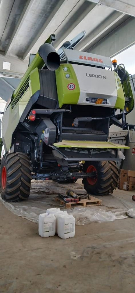 Claas Lexion 760 TT - Kombájn: 4 kép. Claas Lexion 760 TT - Kombájn: 4 kép.