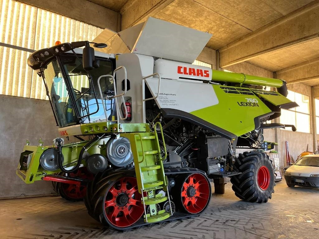 Claas Lexion 760 TT RISO - Kombájn: 1 kép. Claas Lexion 760 TT RISO - Kombájn: 1 kép.