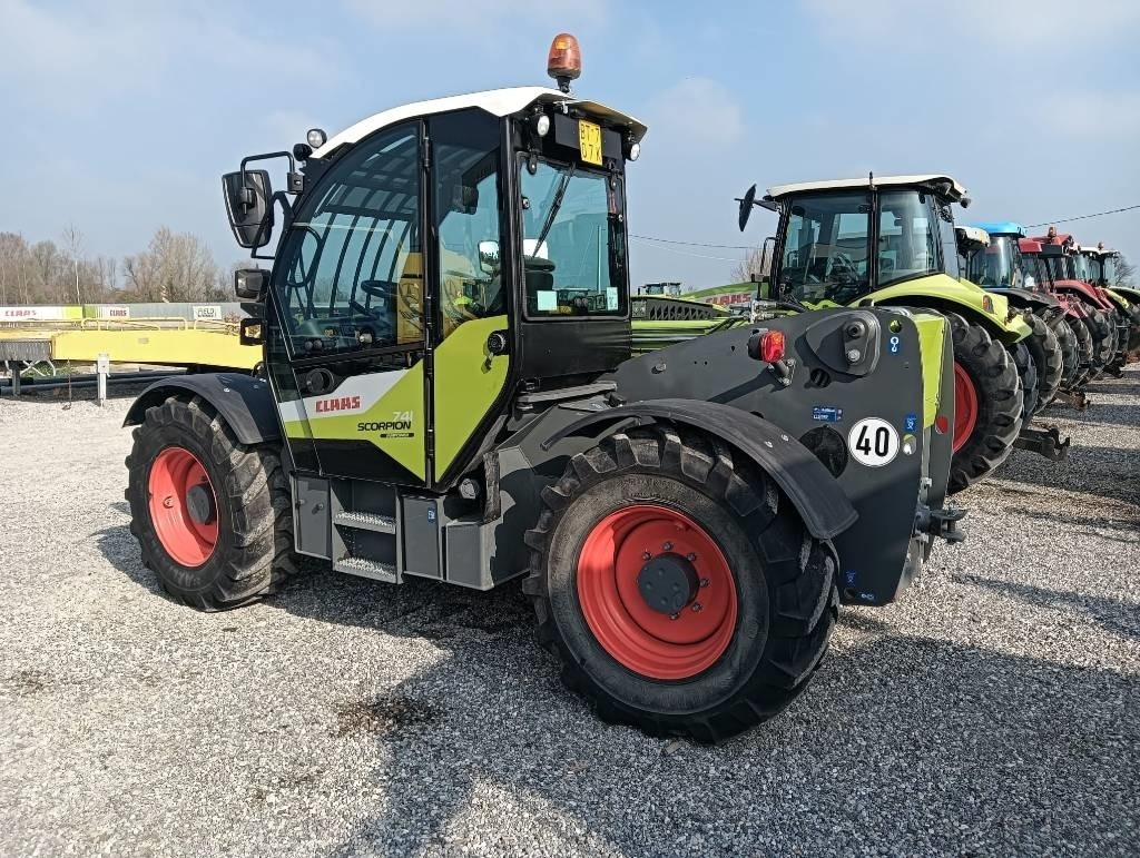 Claas Scorpion 741 Varipower - Teleszkópos rakodó: 4 kép. Claas Scorpion 741 Varipower - Teleszkópos rakodó: 4 kép.