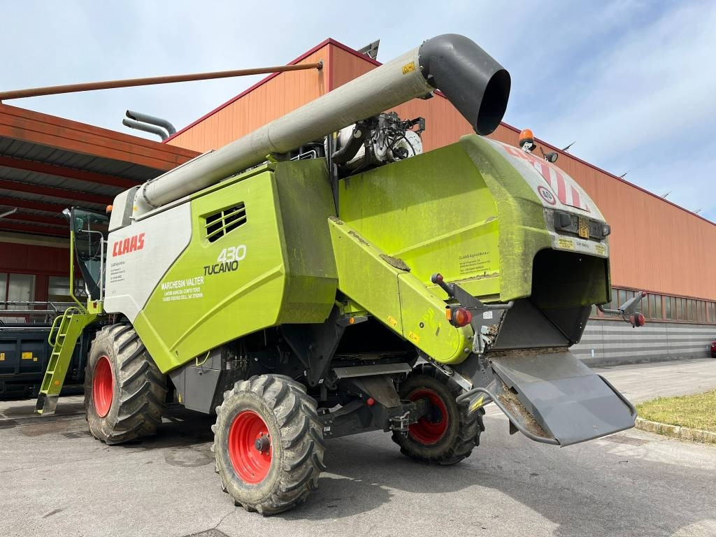 Claas Tucano 430 - Kombájn: 2 kép. Claas Tucano 430 - Kombájn: 2 kép.