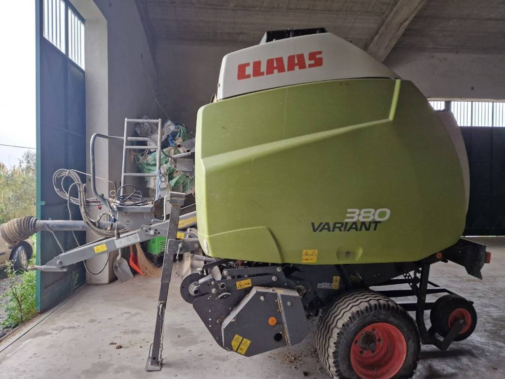 Claas VARIANT 380 PRO RF - Bálázó: 1 kép. Claas VARIANT 380 PRO RF - Bálázó: 1 kép.