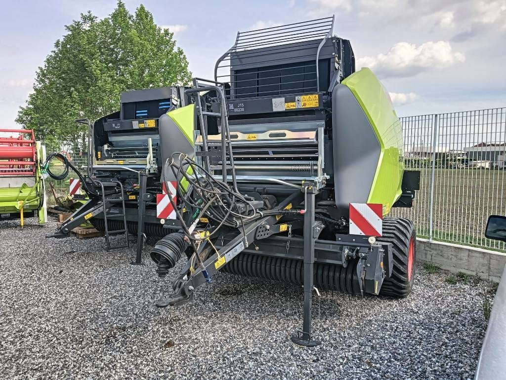 Claas VARIANT 580 RC - Bálázó: 3 kép. Claas VARIANT 580 RC - Bálázó: 3 kép.