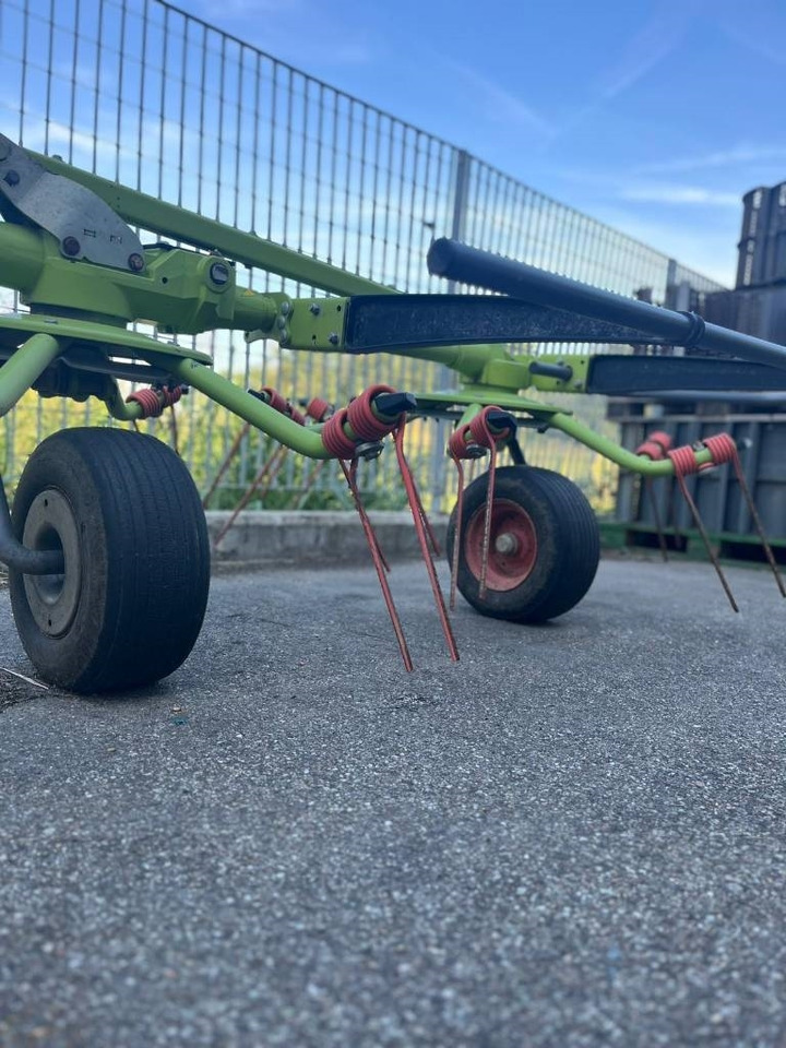 Claas VOLTO 65 - Szénaforgató: 3 kép. Claas VOLTO 65 - Szénaforgató: 3 kép.