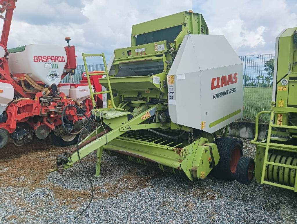 Claas Variant 280 - Bálázó: 3 kép. Claas Variant 280 - Bálázó: 3 kép.