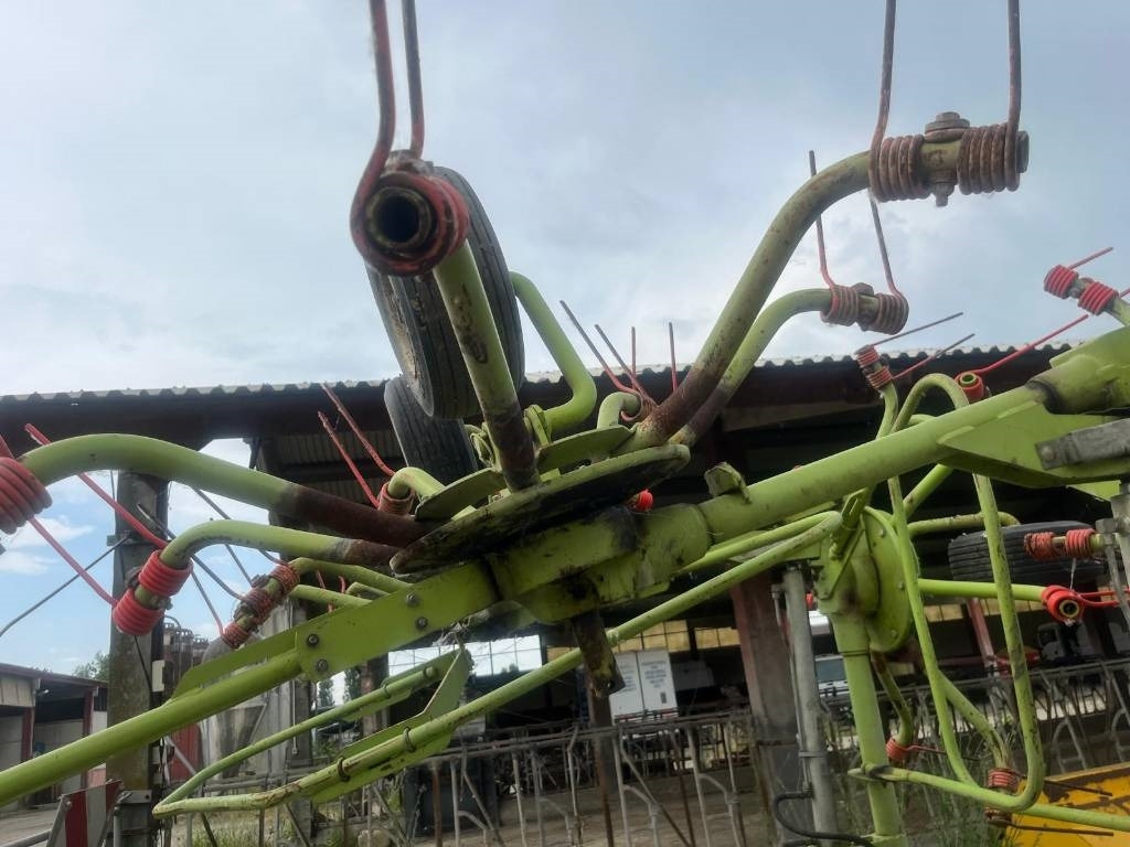 Claas Volto 1050 T - Szénaforgató: 4 kép. Claas Volto 1050 T - Szénaforgató: 4 kép.