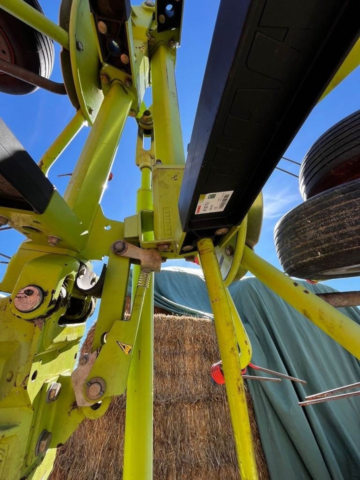 Claas Volto 900 T - Szénaforgató: 3 kép. Claas Volto 900 T - Szénaforgató: 3 kép.