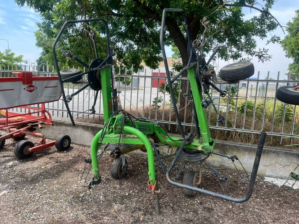 Deutz-fahr 5221 - Szénaforgató: 3 kép. Deutz-fahr 5221 - Szénaforgató: 3 kép.