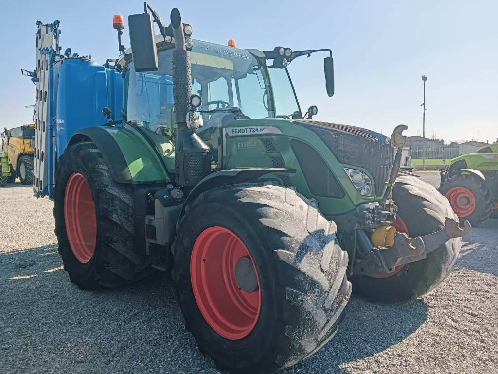 Fendt 724 Profi Plus - Traktor: 1 kép. Fendt 724 Profi Plus - Traktor: 1 kép.