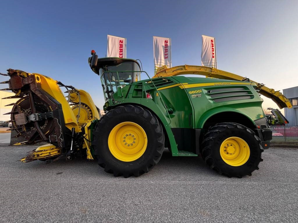 John Deere 8800 - Önjáró szecskázógép: 2 kép. John Deere 8800 - Önjáró szecskázógép: 2 kép.