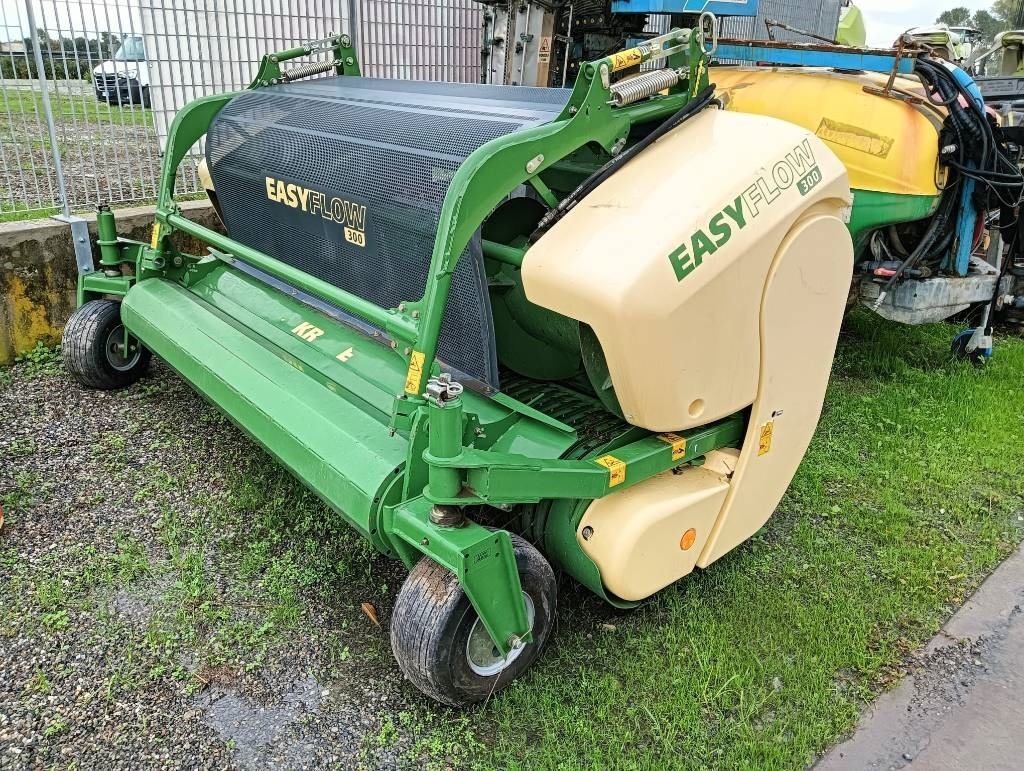 Krone Easy Flow 300 - Önjáró szecskázógép: 1 kép. Krone Easy Flow 300 - Önjáró szecskázógép: 1 kép.