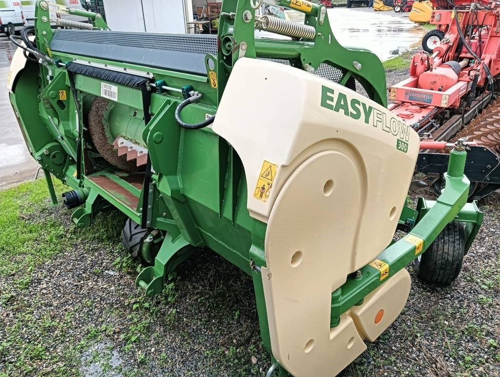 Krone Easy Flow 300 - Önjáró szecskázógép: 2 kép. Krone Easy Flow 300 - Önjáró szecskázógép: 2 kép.